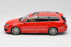 Volkswagen Passat B6 R36 Variant Rood NZG 1:18 KF044-5 Metaal — afbeelding 4 van 8