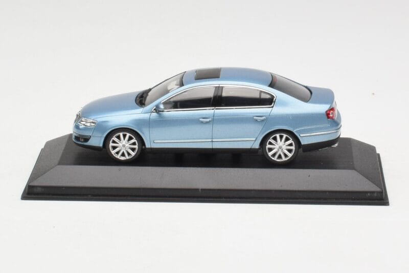Volkswagen Passat B6 Blue Metallic Minichamps 1:43 PASSAT002 Metaal