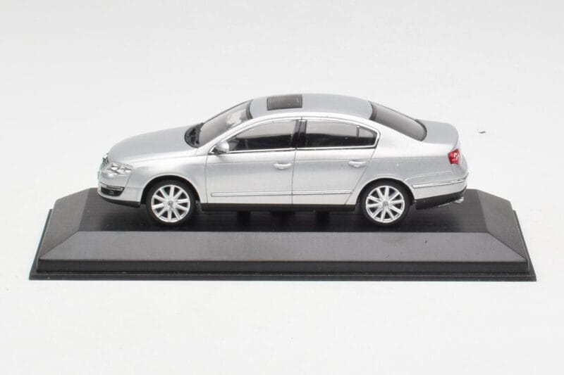 Volkswagen Passat B6 Zilver Minichamps 1:43 PASSAT003 Metaal
