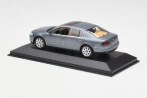 Volkswagen Phaeton 3D Grijs Minichamps 1:43 3D0099300GPR7Q Metaal — afbeelding 3 van 4