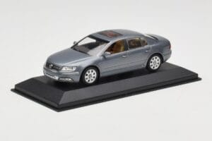 Volkswagen Phaeton Light Blue Metallic Minichamps 1:43 VW002 Metaal — afbeelding 2 van 4