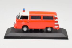 Volkswagen T2 Bus Brandweer Frankfurt Rode Bumpers Minichamps 1:43 400053091-V1 Metaal