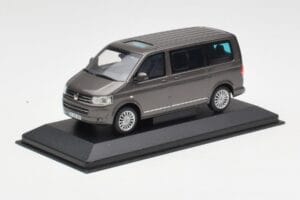 Volkswagen T5 Bus Bronze Metallic Minichamps 1:43 4039378412203 Metaal — afbeelding 2 van 4