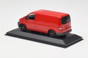 Volkswagen T5 Bezorgbus Rood & Zwarte Wielen Minichamps 1:43 400052260-B Metaal — afbeelding 3 van 4