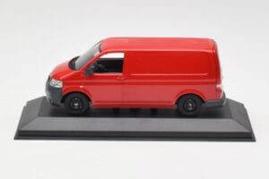 Volkswagen T5 Bezorgbus Rood & Zwarte Wielen Minichamps 1:43 400052260-B Metaal