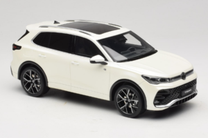 Volkswagen Tiguan R-Line Oryx White Pearl Otto 1:18 OT1219 Hars — afbeelding 4 van 6
