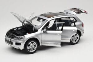 Volkswagen Touareg 7L Silver Metallic Kyosho 1:18 8821CS Metaal — afbeelding 2 van 8