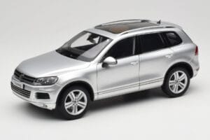 Volkswagen Touareg 7L Silver Metallic Kyosho 1:18 8821CS Metaal