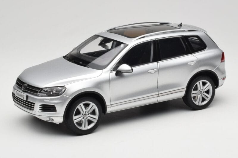 Volkswagen Touareg 7L Silver Metallic Kyosho 1:18 8821CS Metaal