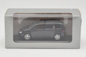 Volkswagen Touran 1T Donkergroen Minichamps 1:43 400052101 Metaal — afbeelding 4 van 4