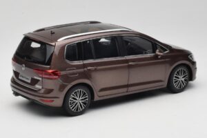 Volkswagen Touran 5T Bruin Paudi Model 1:18 ZVE000003BRA Metaal — afbeelding 3 van 8