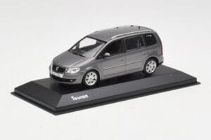 Volkswagen Touran Sport Platinum Grey Minichamps 1:43 TOURAN003 Metaal — afbeelding 2 van 4