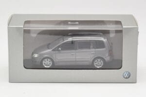 Volkswagen Touran Sport Platinum Grey Minichamps 1:43 TOURAN003 Metaal — afbeelding 4 van 4