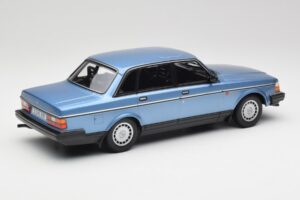 Volvo 240 GL Blauw Metallic Minichamps 1:18 155171404 Metaal — afbeelding 2 van 6