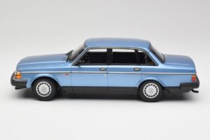 Volvo 240 GL Blauw Metallic Minichamps 1:18 155171404 Metaal — afbeelding 3 van 6