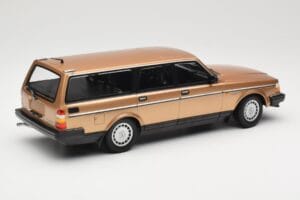 Volvo 240 GL Stationwagen Gold Metallic Minichamps 1:18 155171415 Metaal — afbeelding 2 van 6
