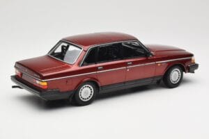 Volvo 240 GL Dark Red Metallic Minichamps 1:18 155171406 Metaal — afbeelding 2 van 6