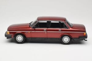 Volvo 240 GL Dark Red Metallic Minichamps 1:18 155171406 Metaal — afbeelding 3 van 6