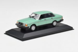 Volvo 240 GL Groen Metallic Minichamps 1:43 400171402 Metaal — afbeelding 2 van 4