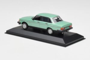 Volvo 240 GL Groen Metallic Minichamps 1:43 400171402 Metaal — afbeelding 3 van 4