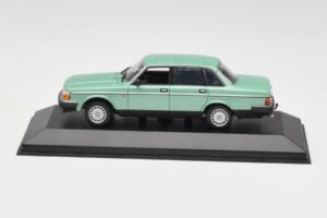 Volvo 240 GL Groen Metallic Minichamps 1:43 400171402 Metaal