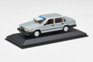 Volvo 240 GL Zilver Metallic Minichamps 1:43 940171402 Metaal — afbeelding 2 van 4