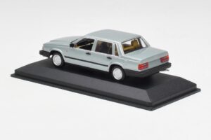 Volvo 240 GL Zilver Metallic Minichamps 1:43 940171402 Metaal — afbeelding 3 van 4