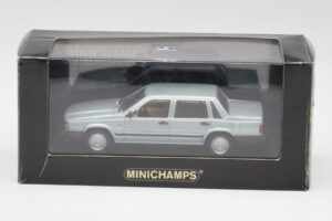 Volvo 240 GL Zilver Metallic Minichamps 1:43 940171402 Metaal — afbeelding 4 van 4