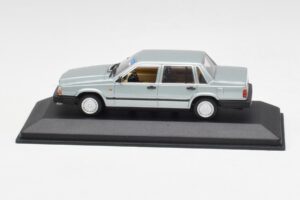 Volvo 240 GL Zilver Metallic Minichamps 1:43 940171402 Metaal