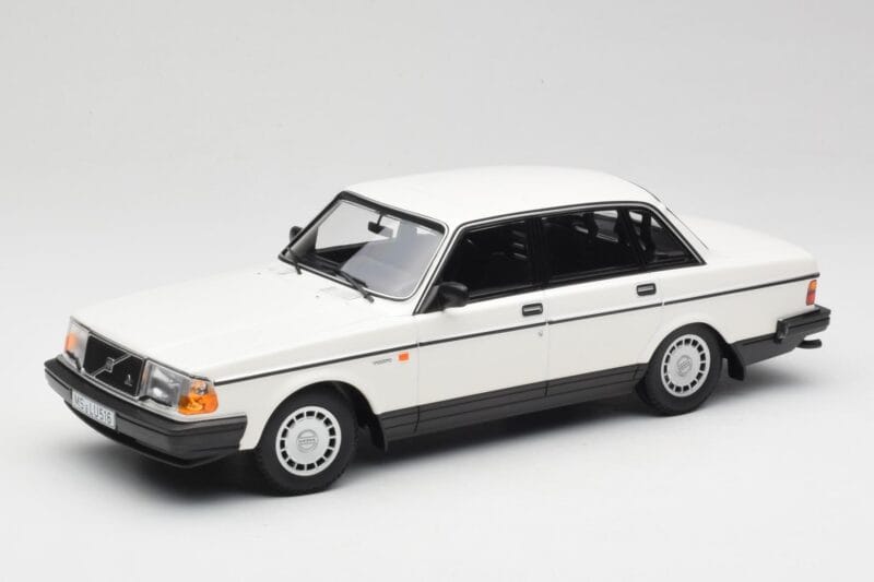 Volvo 240 GL Wit Minichamps 1:18 155171402 Metaal