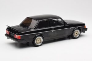 Volvo 240 Turbo Zwart Custom IXO 1:18 18CMC178 Metaal — afbeelding 2 van 6