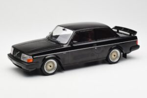 Volvo 240 Turbo Zwart Custom IXO 1:18 18CMC178 Metaal