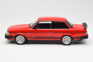 Volvo 240 Turbo Rood Custom IXO 1:18 18CMC177 Metaal — afbeelding 3 van 5
