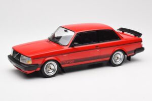 Volvo 240 Turbo Rood Custom IXO 1:18 18CMC177 Metaal