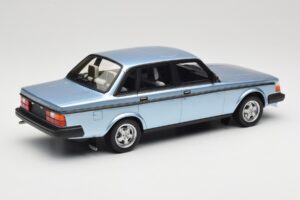 Volvo 244 Turbo Lichtblauw DNA 1:18 DNA000135 Metaal — afbeelding 2 van 6