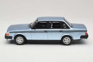 Volvo 244 Turbo Lichtblauw DNA 1:18 DNA000135 Metaal — afbeelding 3 van 6
