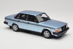 Volvo 244 Turbo Lichtblauw DNA 1:18 DNA000135 Metaal — afbeelding 4 van 6