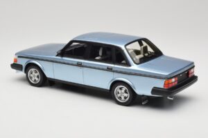 Volvo 244 Turbo Lichtblauw DNA 1:18 DNA000135 Metaal — afbeelding 5 van 6