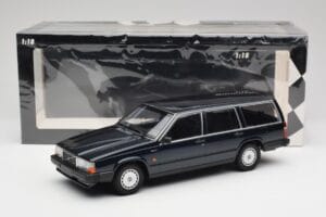 Volvo 740 GL Stationwagen Donkergroen Metallic Minichamps 1:18 155171771 Metaal — afbeelding 6 van 6