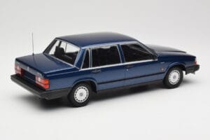Volvo 740 GL Dark Blue Metallic Minichamps 1:18 155171701 Metaal — afbeelding 2 van 6