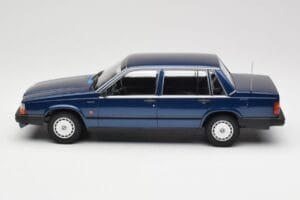 Volvo 740 GL Dark Blue Metallic Minichamps 1:18 155171701 Metaal — afbeelding 3 van 6
