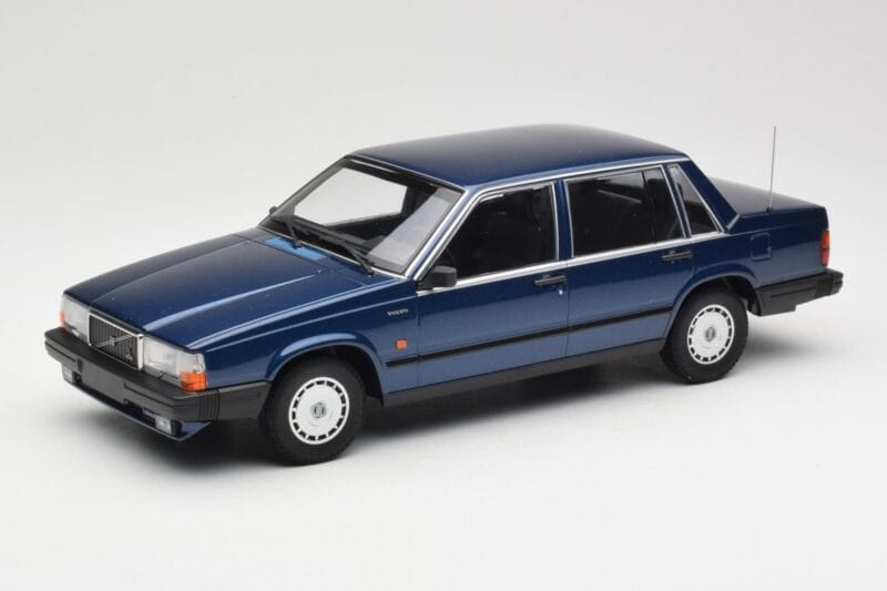 Volvo 740 GL Dark Blue Metallic Minichamps 1:18 155171701 Metaal