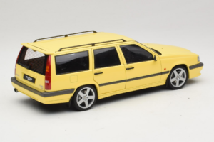 Volvo 850 T-5R Stationwagen Cream Yellow AUTOart 1:18 79506 Metaal — afbeelding 3 van 8