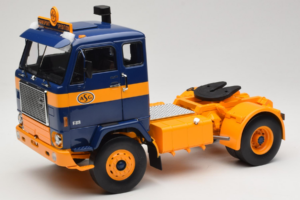 Volvo F88 Donkerblauw Geel MCG 1:18 MCG18140 Metaal