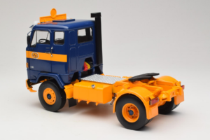 Volvo F88 Donkerblauw Geel MCG 1:18 MCG18140 Metaal — afbeelding 7 van 8