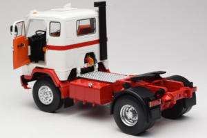 Volvo F88 Wit Rood MCG 1:18 MCG18141 Metaal — afbeelding 5 van 8