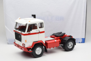 Volvo F88 Wit Rood MCG 1:18 MCG18141 Metaal — afbeelding 8 van 8