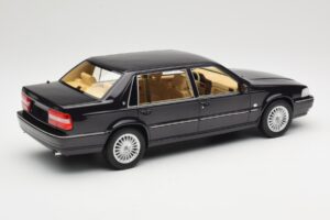 Volvo S90 Royal Violet DNA 1:18 DNA000089 Metaal — afbeelding 2 van 6