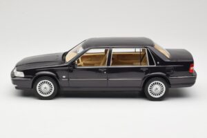 Volvo S90 Royal Violet DNA 1:18 DNA000089 Metaal — afbeelding 3 van 6