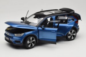 Volvo XC40 Recharge Blauw Metallic Paudi Model 1:18 2562373 Metaal — afbeelding 2 van 8
